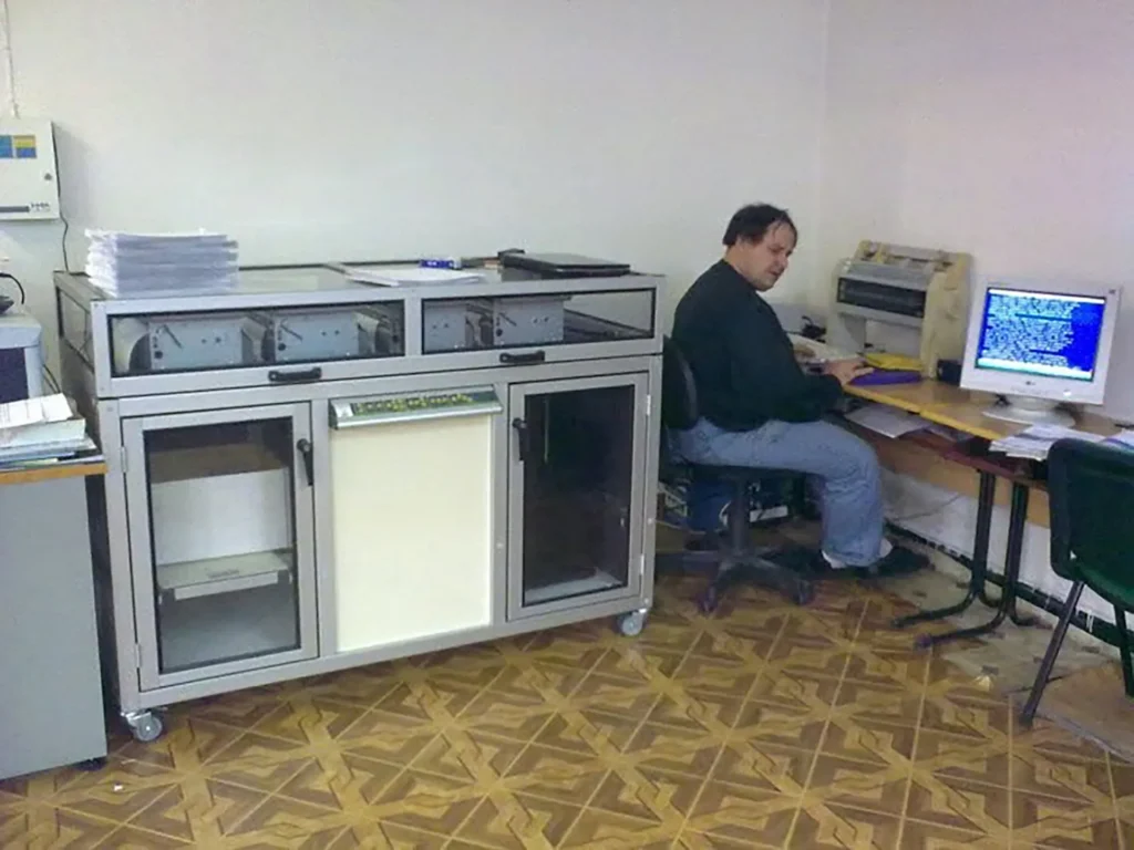 Снимка на брайловата печатница в класната стая.